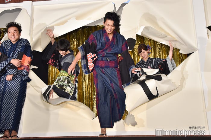 小栗旬(中央)ら“掟”を破って登場(C)モデルプレス