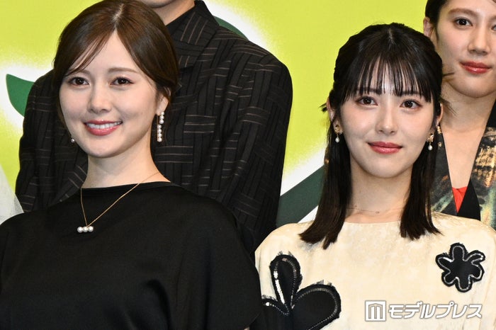 浜辺美波＆白石麻衣、対照的なドレス姿で美スタイル披露 会場華やかに彩る【アンダーニンジャ】