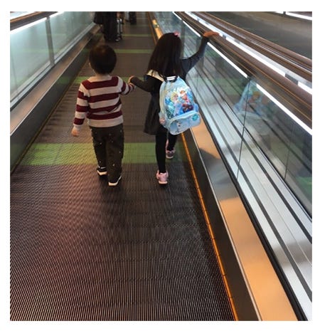 長女の麗禾ちゃん(右)と長男の勸玄くん/小林麻央オフィシャルブログ(Ameba)より