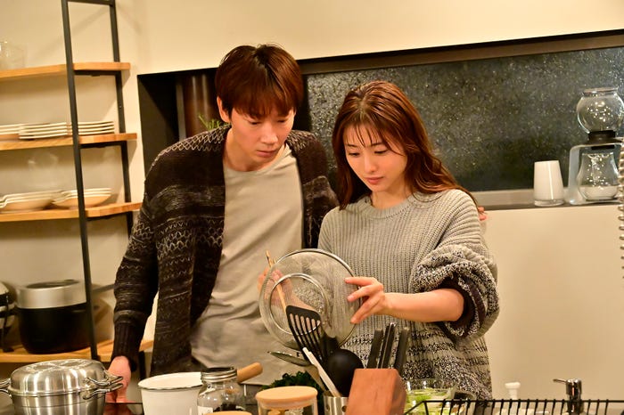 綾野剛、石原さとみ(C)日本テレビ
