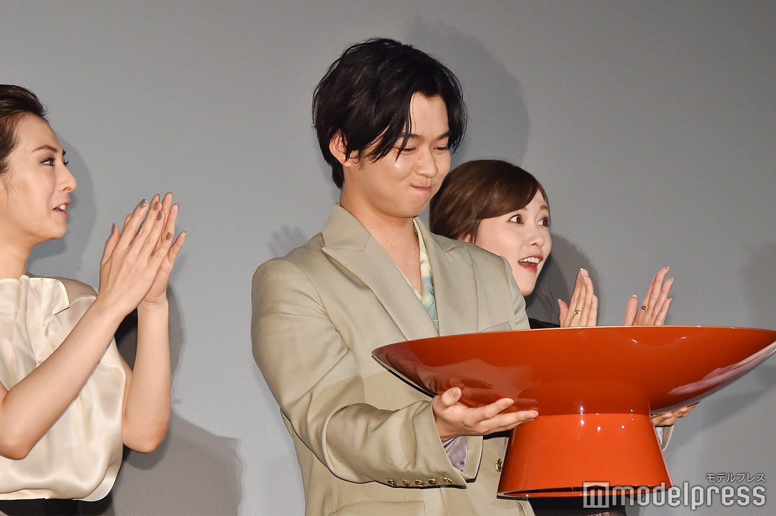 飲み干す！／北川景子、千葉雄大、白石麻衣 （C）モデルプレス