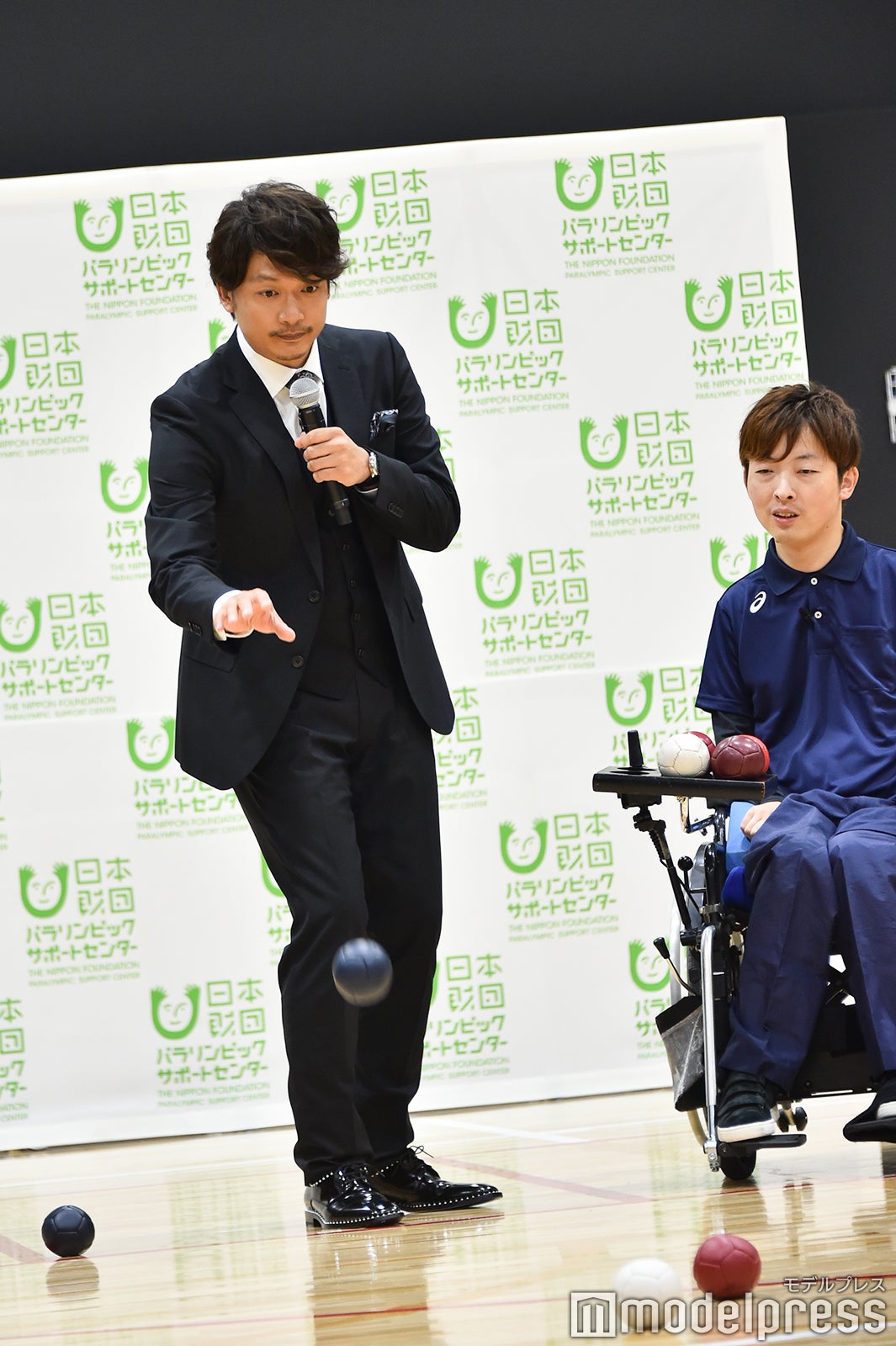 ボッチャに初挑戦する香取慎吾 （C）モデルプレス