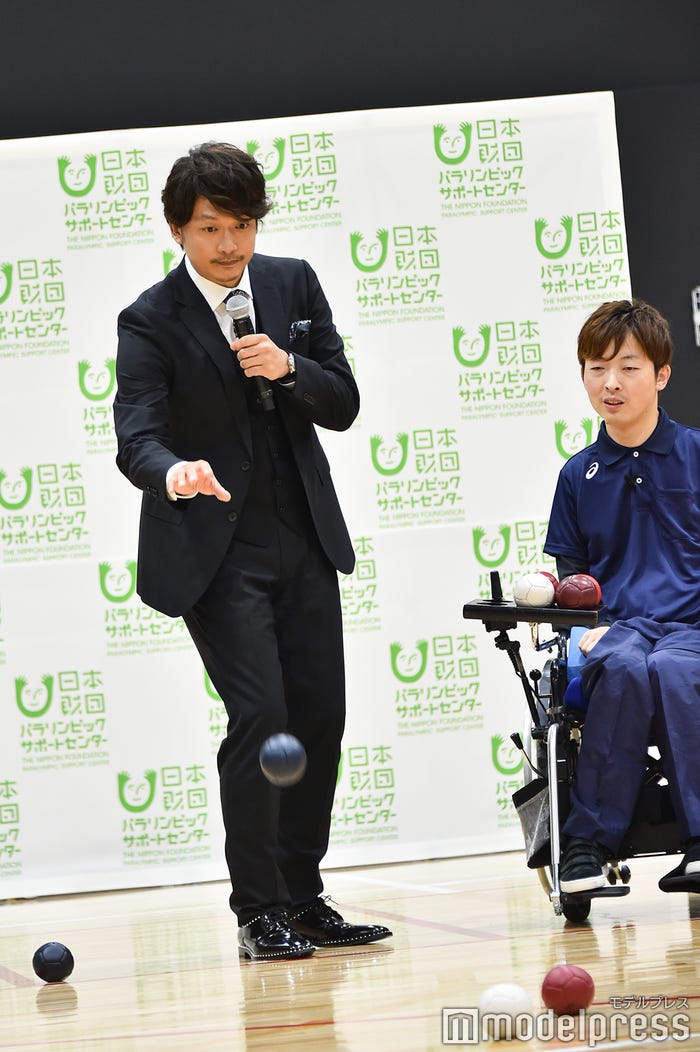 ボッチャに初挑戦する香取慎吾 (C)モデルプレス