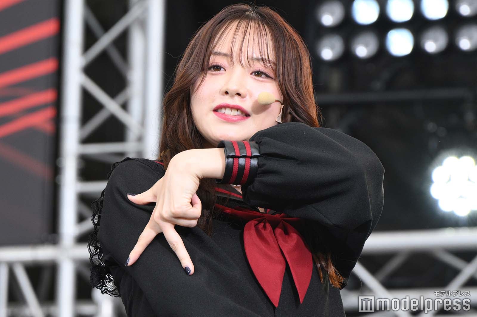 振りを教える森香澄（C）モデルプレス