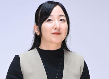 「誰かと思ったらさっちゃん」 NHK五輪アイスホッケー中継にゲスト出演のロコ・ソラーレ藤沢五月 スティック手にし「軽ーい」と声を上げる