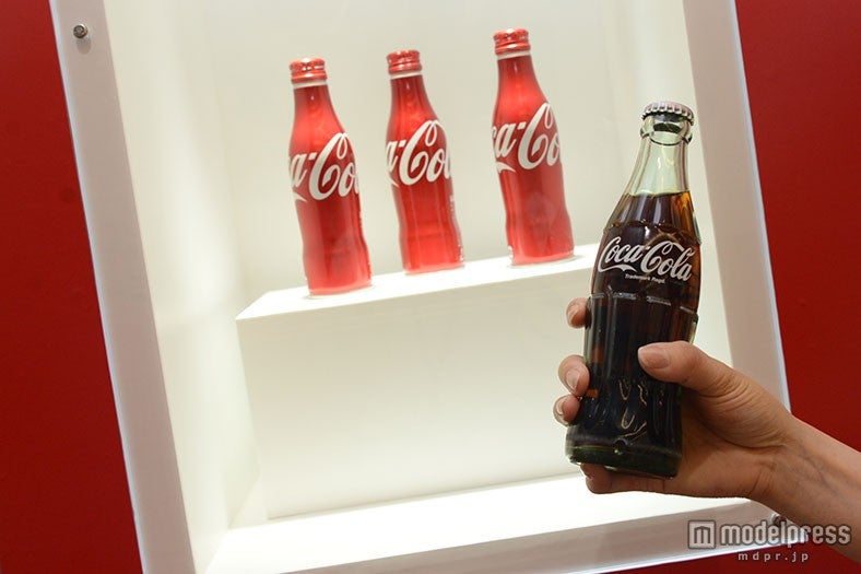 おなじみのコンツアーボトルの「コカ･コーラ」と、進化したスリムボトル
