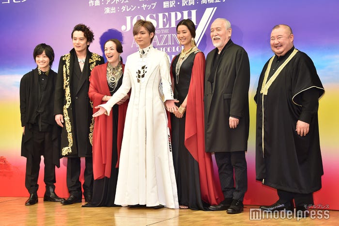 ポスター同様に手を広げてくださいと言われた薮宏太「すしざんまい!」(左から)元木湧、小西遼生、シルビア・グラブ、薮宏太、すみれ、村井國夫、小浦一優(C)モデルプレス