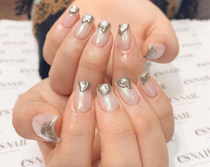 とろーんとしたメタリックシルバーでアクセントを効かせたオーロラネイル/画像提供:esNAIL