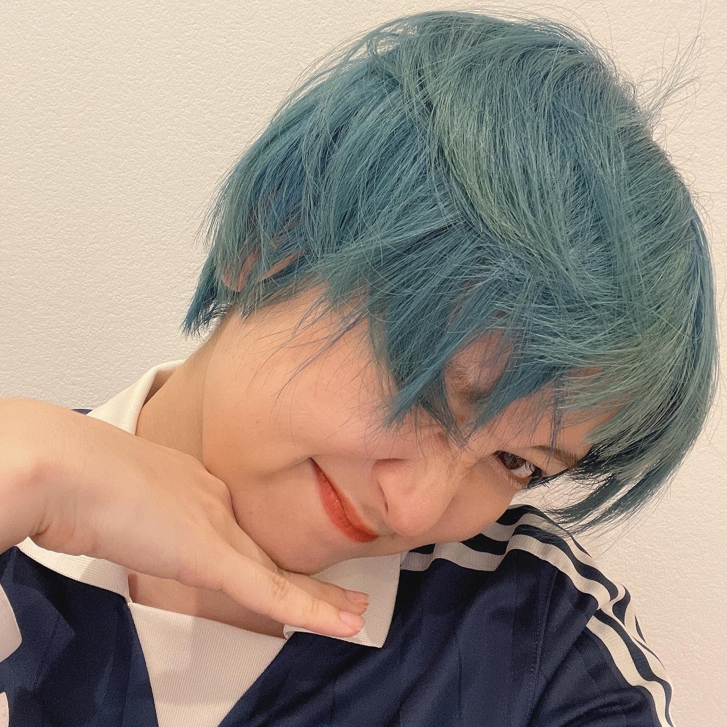 ラランド・サーヤ「訳アリブルー」青髪に電撃チェンジ「派手髪似合う」「最高」の声