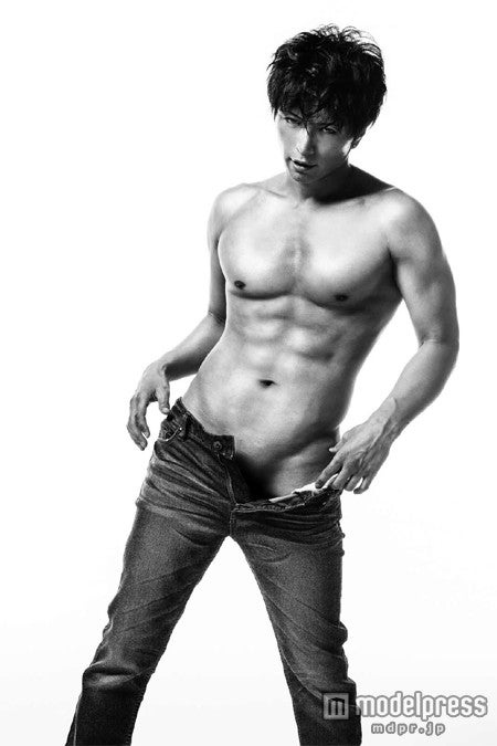 GACKT／「GLITTER」8月号（画像提供：トランスメディア）