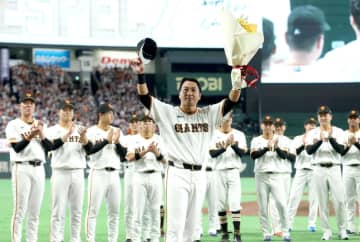 巨人・長野の引退試合に敵、味方なし 拍手喝采のラストゲームに阿部監督、原前監督、坂本が思いを語る 長野からのラストメッセージも…