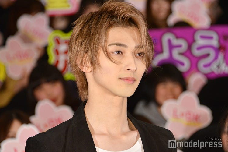 タバコを吸う横浜流星 に女子悶絶 死ぬほどかっこいい 色気あふれるキスシーンも話題に モデルプレス タバコを吸う横浜流星 に女子悶絶 死ぬほどかっこいい 色気あふれるキスシーンも話題に モデルプレス