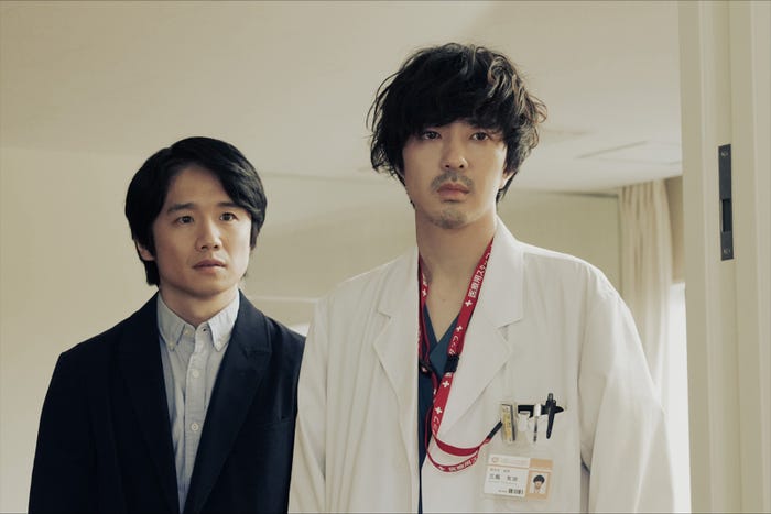風間俊介、若葉竜也「アンメット ある脳外科医の日記」第1話より(C)カンテレ