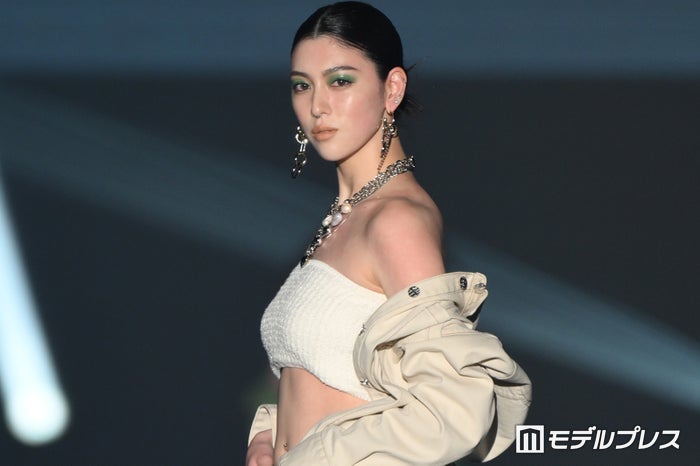 三吉彩花、大胆露出 ベアトップ＆ショートパンツで素肌輝く「やっと来れて本当に嬉しい」【TGC熊本2024】