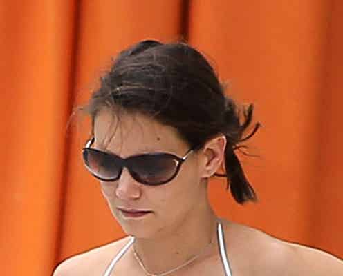 ケイティ・ホームズ、娘スリちゃんとバカンスで母娘ビキニ