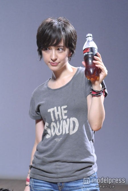 滝川クリステル／「コカ・コーラ ゼロ」新CM「Rock‘n’Roll Newscaster」篇メイキングショット