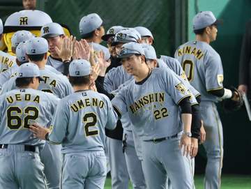 阪神・藤川監督「村上が1人でいってくれたのは、ブルペンにとっても非常に大きい」「もう一つ勝てば。うん、明日です」【一問一答】