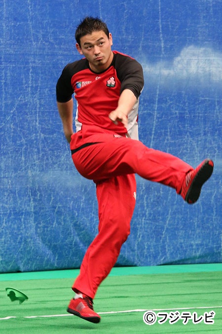 SMAP木村拓哉、ラグビー・五郎丸歩選手絶賛のキック披露