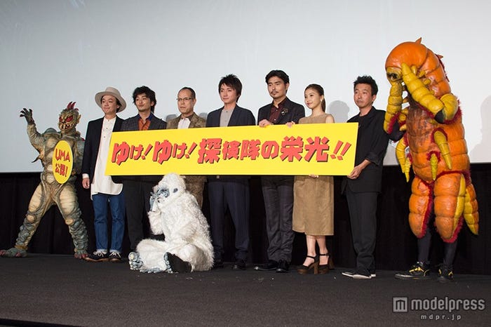 (左から)岡安章介(ななめ45°)、川村陽介、田中要次、藤原竜也、小澤征悦、佐野ひなこ、山本透監督