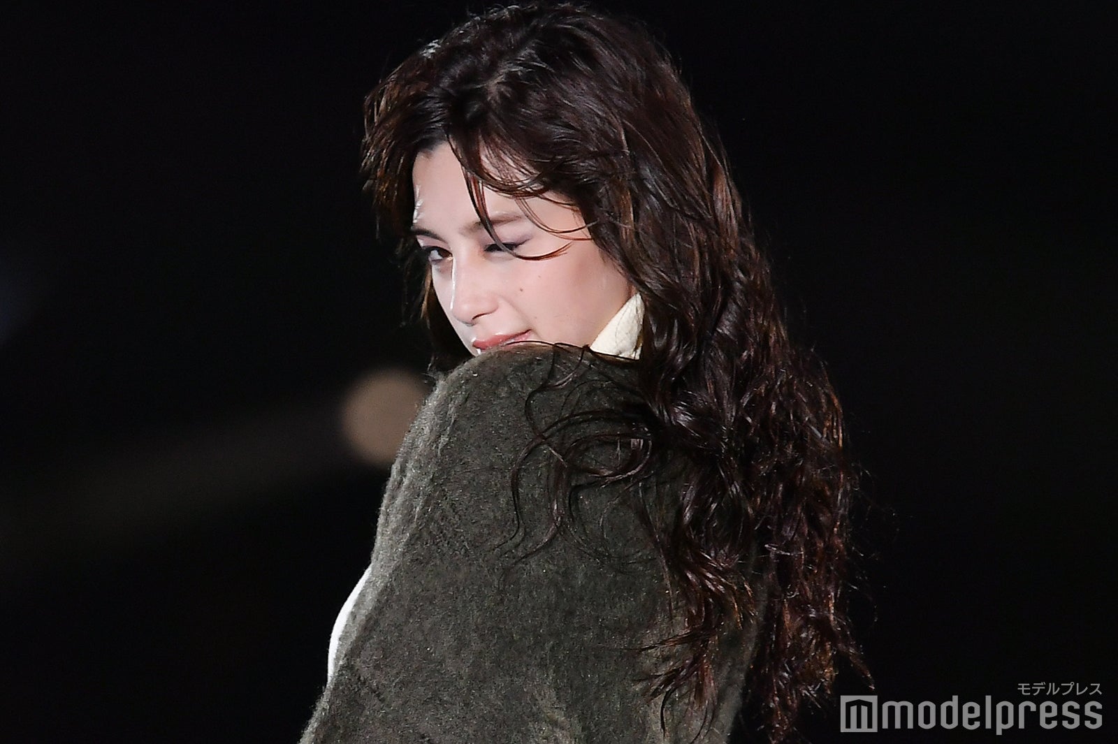 中条あやみ、クールなウィンクに会場熱狂　抜群スタイル見せつける＜TGC北九州2019＞