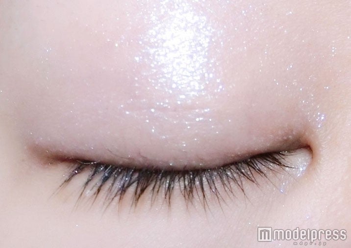 ナチュラルなのに盛れるピンクカラー／写真：mari（C）モデルプレス