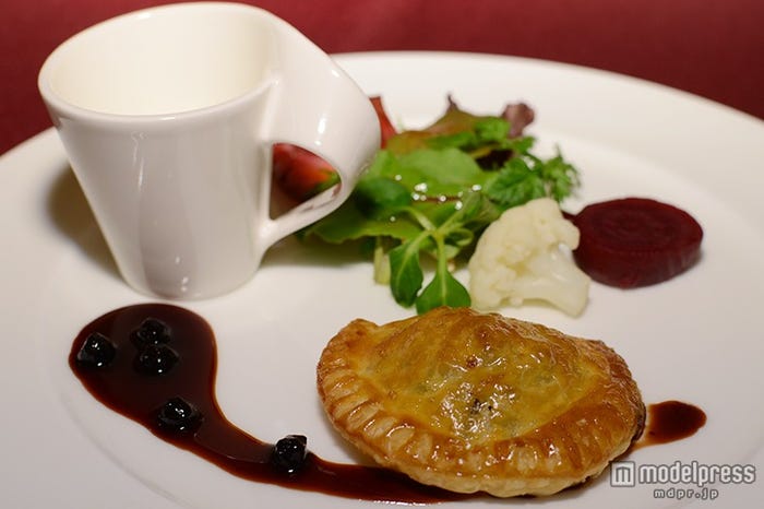 鴨肉とレンズ豆のパイ包み、マロンクリームスープ添え