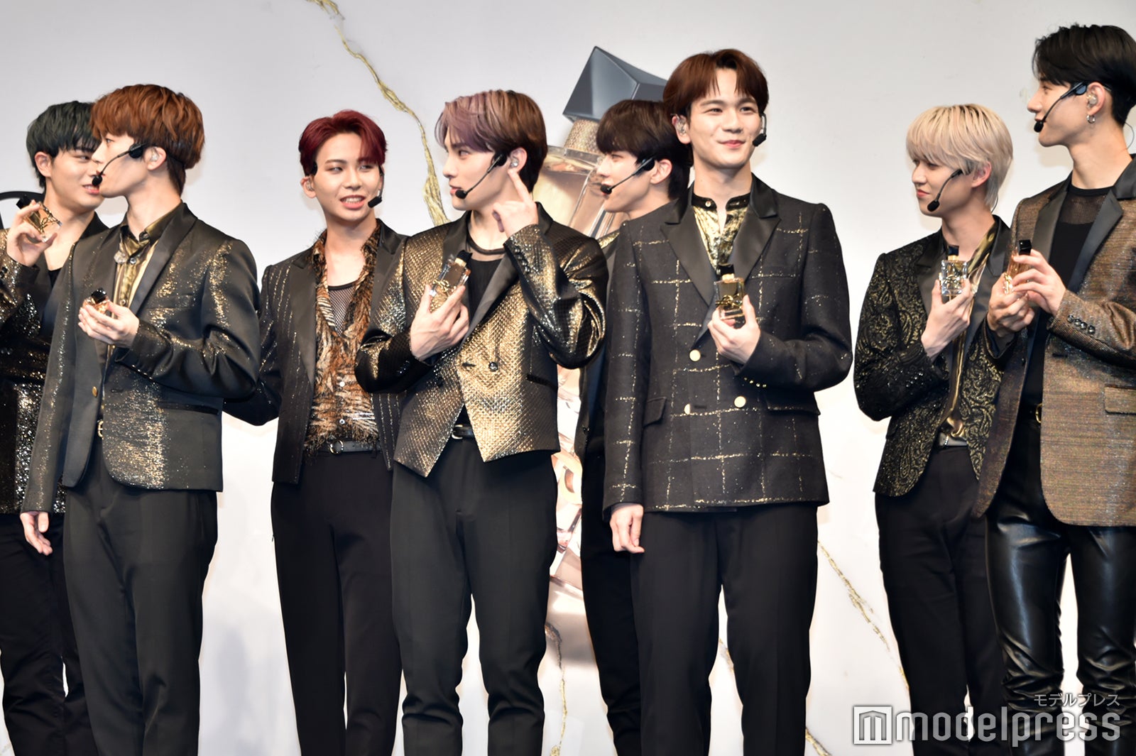 立ち位置を直す川尻蓮 （C）モデルプレス