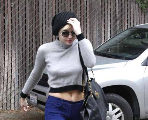 マイリー・サイラス、冬もヘソ出し&ノーブラでお出かけ!