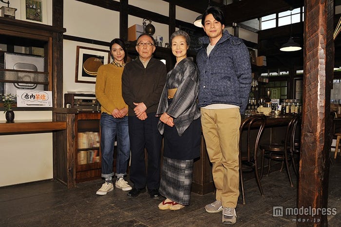 (左から)秋元才加、橋爪功、富司純子、吉沢悠