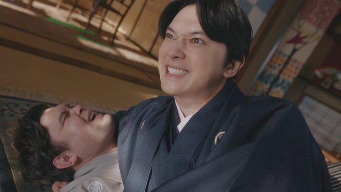 ウルフ・アロン、吉沢亮/「お正月を写そう 2022 チェキ・エモい写真」篇より(提供写真)