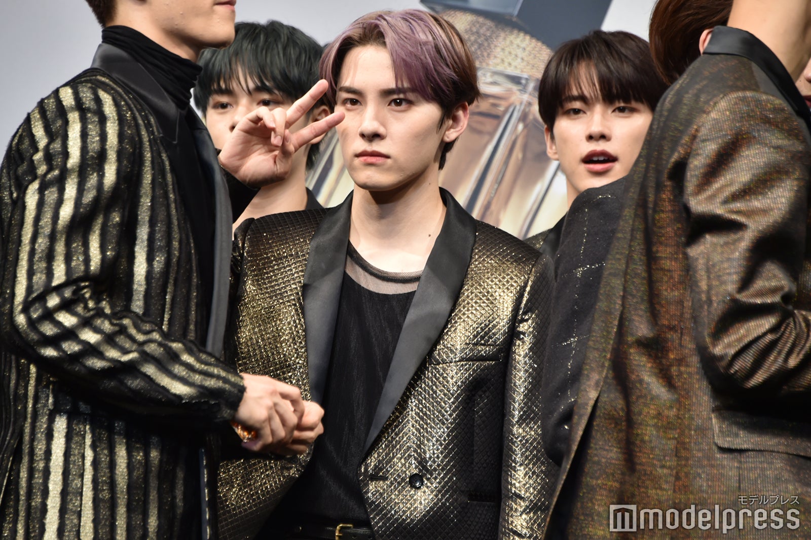 ピースサインをする川西拓実 （C）モデルプレス