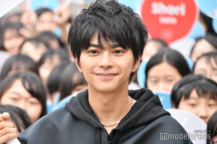 「女子のスカートは短いほうがいいけどなぁ」の佐藤勝利 (C)モデルプレス