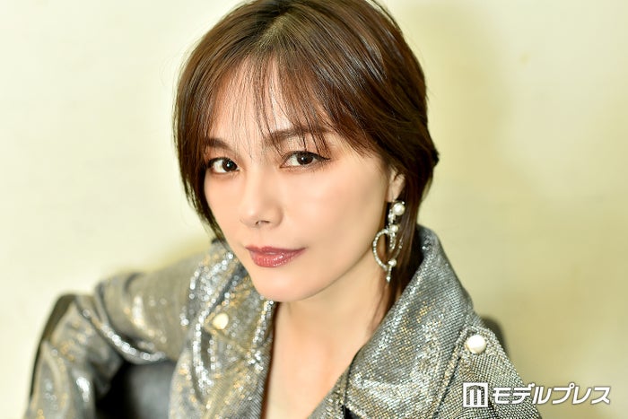 相川七瀬、美脚全開な個性的スタイル話題「二度見した」「着こなせるのさすが」