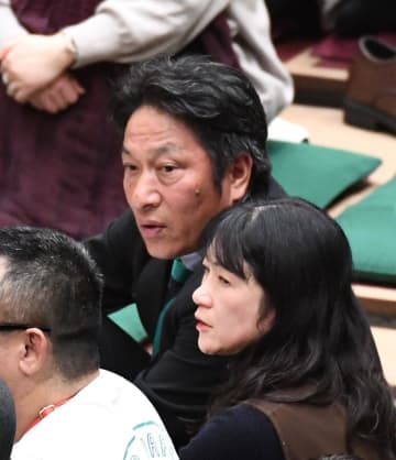 「見たことある顔だと思ったら」青学大・原監督が美穂夫人と相撲観戦 大物落語家も20歳下妻と中継に映り込む