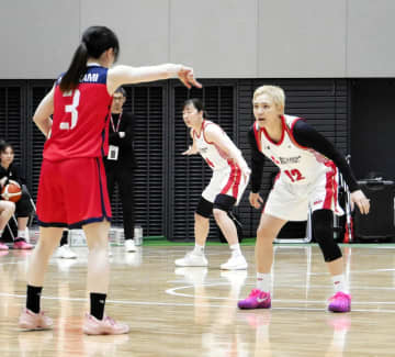 「死を覚悟しました」がん手術公表のバスケ女子元日本代表、吉田亜沙美が先発出場も左膝負傷、松葉づえでコート後に