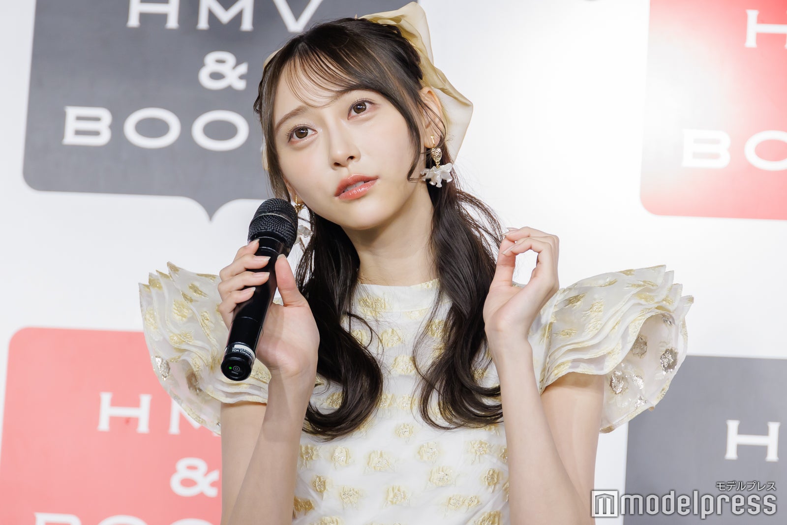 田村真佑＆賀喜遥香が見つけた“可愛い角度”を再現する弓木奈於（C）モデルプレス