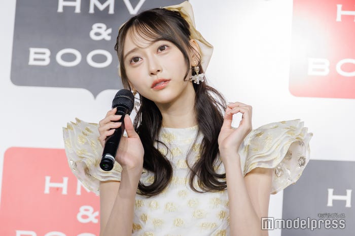 田村真佑&賀喜遥香が見つけた“可愛い角度”を再現する弓木奈於(C)モデルプレス