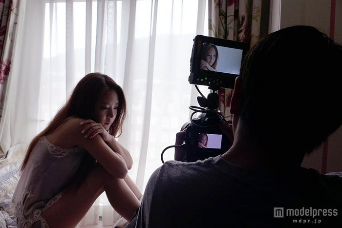 宮脇詩音の新曲「最後のやさしさ」のミュージックビデオ・オフショットより