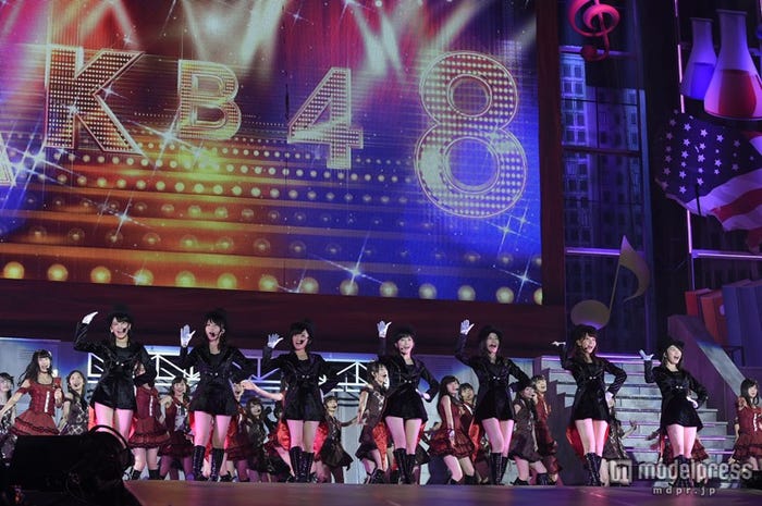 ドームコンサートの様子(C)AKS
