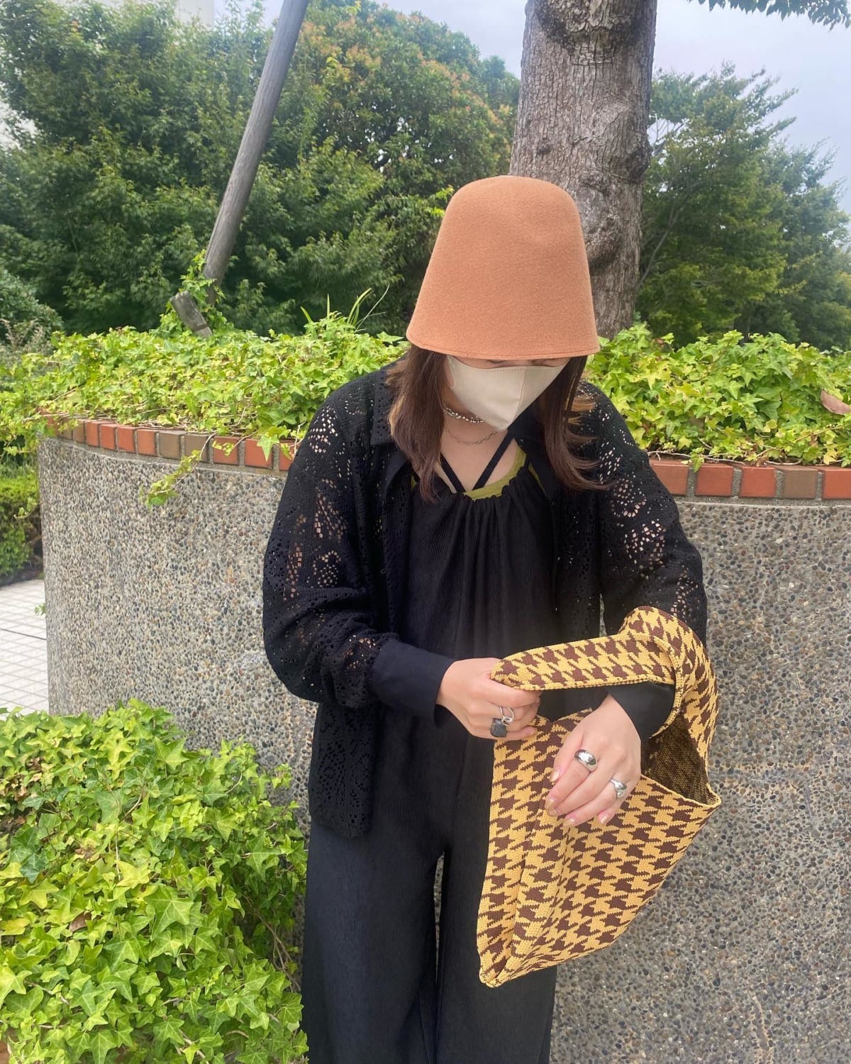 ラティスの柄バッグを持っている女性