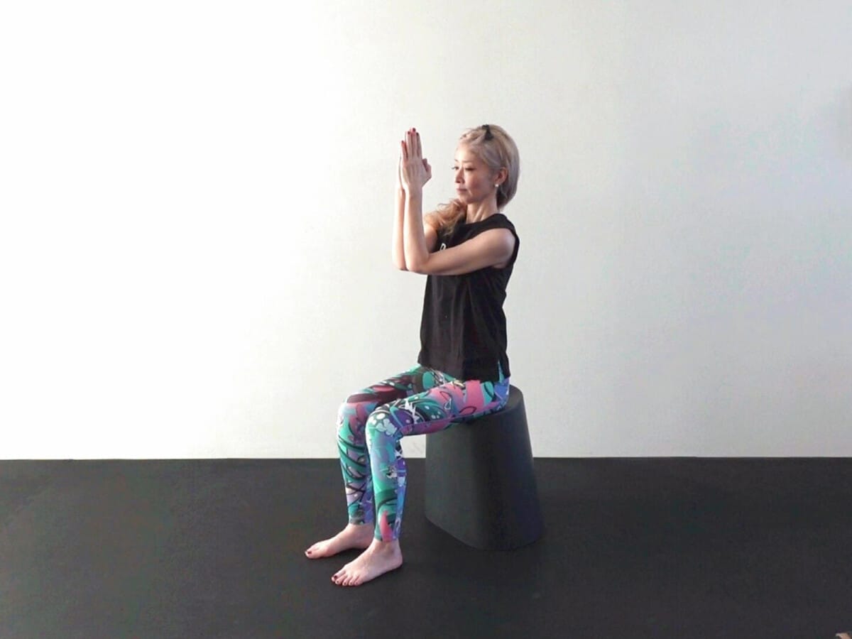 1：両肘を胸の前で付ける。肩に力が入らないように注意しましょう。