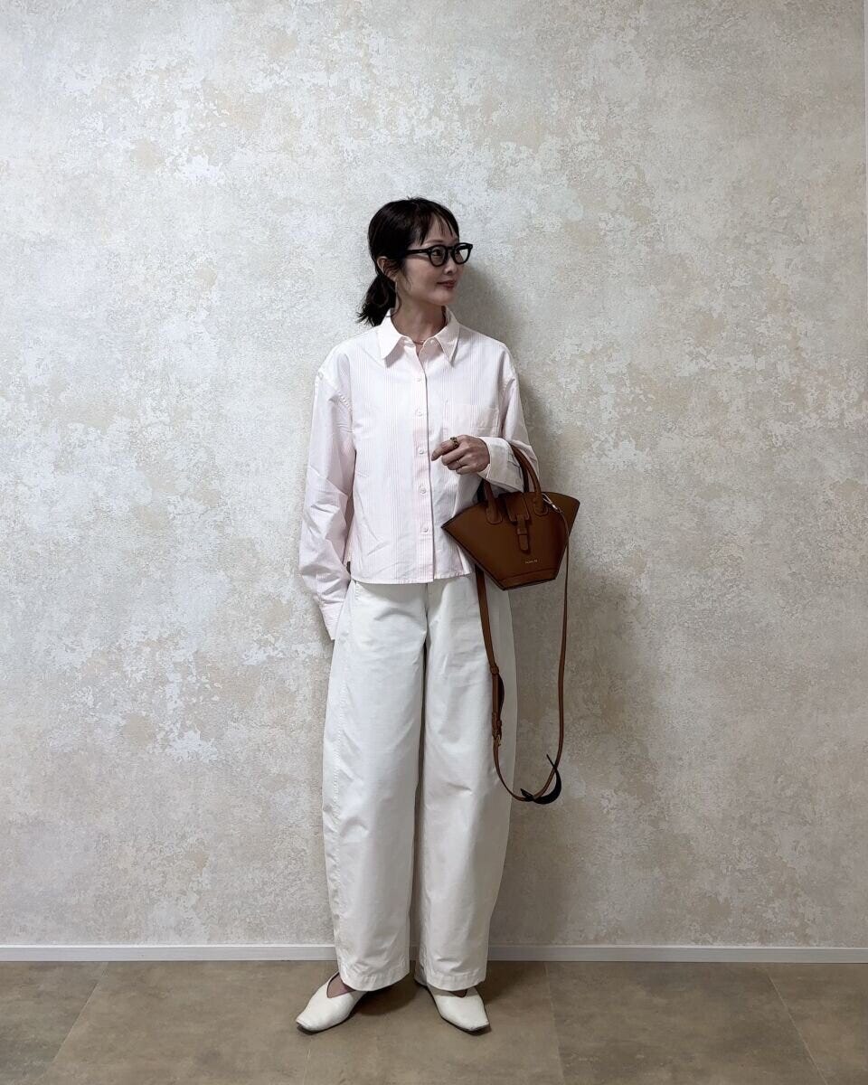 ユニクロオックスフォードシャツ　白ワイドパンツコーデ