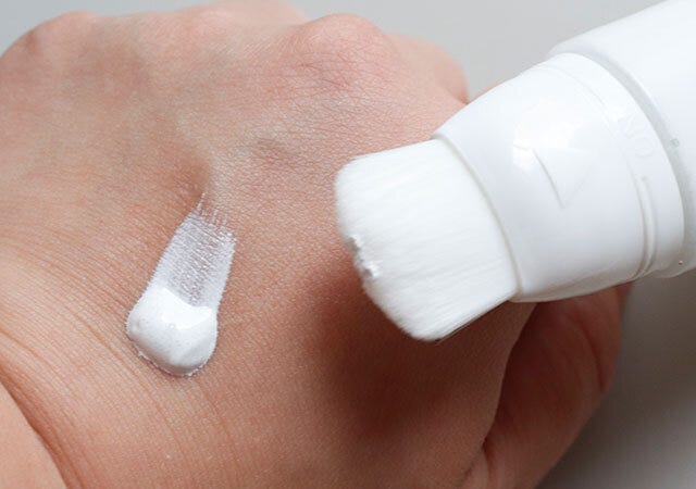 ダイソーの時短メイクに使えるハケ型詰め替えチューブ（45mL）