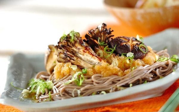 お好みのキノコを使って作れる！　あぶりキノコのさっぱりそば