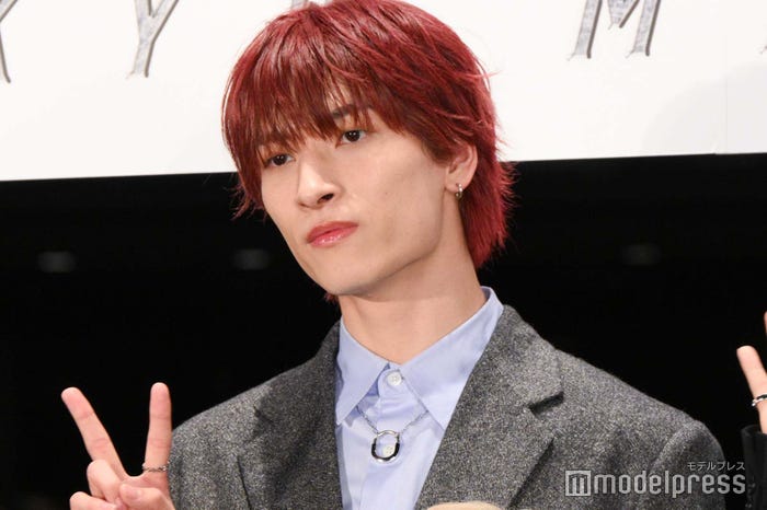 一人だけピースを決める金城碧海(C)モデルプレス