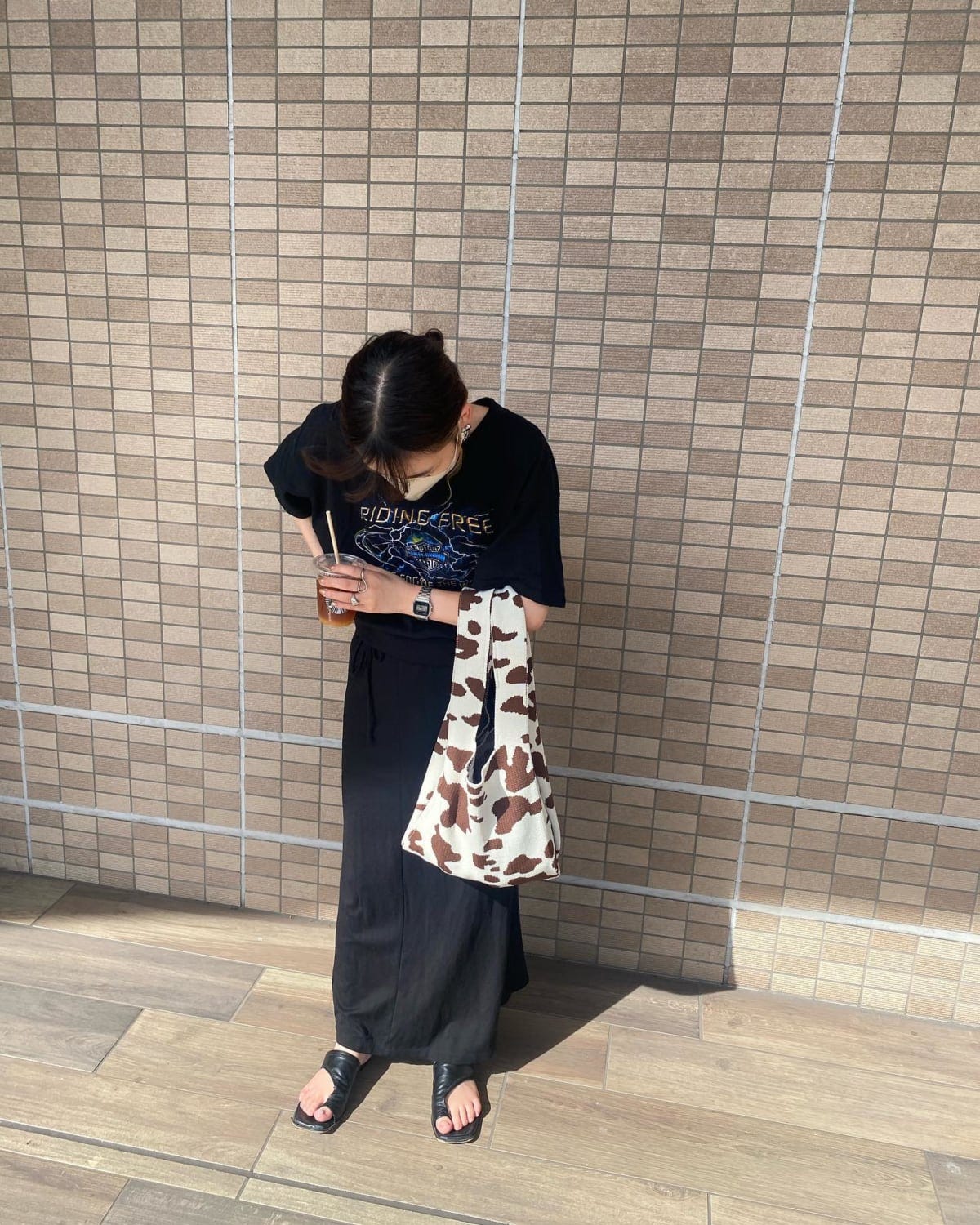 ラティスの柄バッグを持っている女性