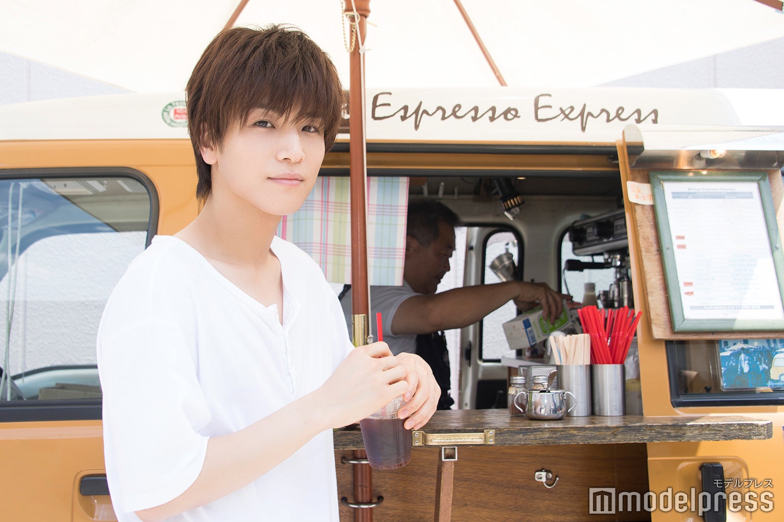 休憩中にお邪魔してきました！記念に1枚。カフェカーは大繁盛でした。（C）モデルプレス