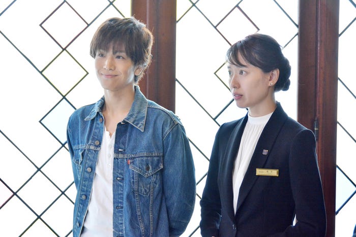 岩田剛典、戸田恵梨香/「崖っぷちホテル!」第8話より(C)日本テレビ
