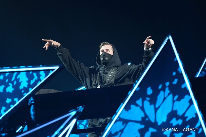 アラン・ウォーカー、東京公演“一夜限り”の演出にファン熱狂 「Faded」で盛大フィナーレ＜ライブレポート＞