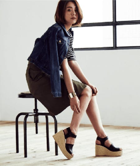 プラットフォームサンダル¥11,800/Mila Owen ルミネ新宿2店 Gジャン¥11,800/プールスタジオ アリヴィエ(銀座マギー) ボーダーカットソー¥12,000/ミミ&ロジャー スカート¥19,000/デイジークレア西武池袋本店 バングル¥2,800/31 Sons de mode(ヒロタ)(C)TOPLOG